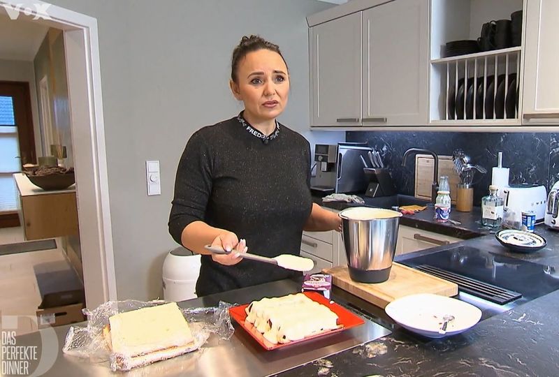 "Ich koche am liebsten allein": Kateryna (40) duldet in ihrer Küche nur die drei Katzen.