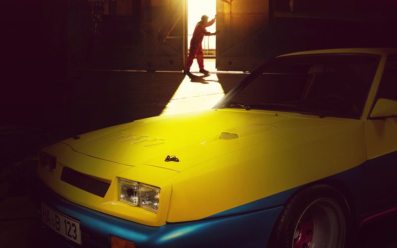 Mit Vollgas ins kollektive Gedächtnis: Diese Karren aus der Film- und TV-Geschichte sind absoluter Kult - und stehlen den menschlichen Stars mitunter die Show! So wie der Manta,  der in "Manta Manta - Zwoter Teil" (Bild, zu sehen am Freitag, 1. Mai, 14.05 Uhr, RTL) ein zweites Mal die Hauptrolle spielt ...