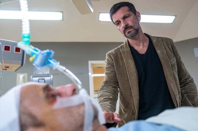 Kommissar Dupin (Pasquale Aleardi, rechts) sorgt sich um seinen schwer verletzten Assistenten Kadeg (Jan Georg Schütte).
