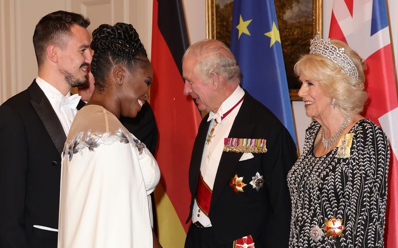 In Berlin trafen Evgenij Voznyuk (links) und Motsi Mabuse (Zweite von links) auf das britische Königspaar Charles und Camilla.