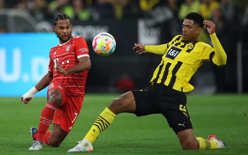 Beim Aufeinandertreffen von Borussia Dortmund und FC Bayern München (im Bild: Serge Gnabry, links, und Jude Bellingham) geht es um nichts weniger als die Vormachtstellung im deutschen Fußball.