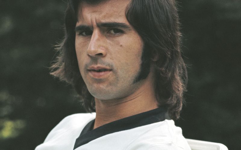 Ohne ihn wäre der deutsche Fußball heute nicht da, wo er ist. Gerd Müller schoss Deutschland nicht nur zum Finalsieg, sondern ist mit 365 Buden auch der Rekordtorschütze der Bundesliga. Und wird es immer bleiben.