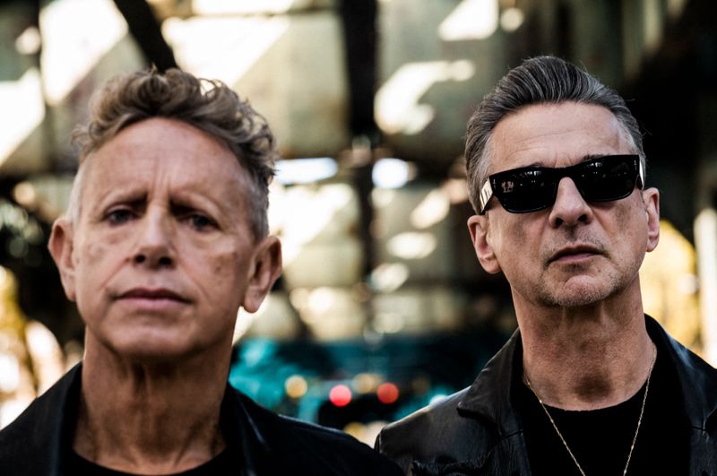 Erfolgreicher ist kaum eine Band: Mit ihrem neuen Album "Memento Mori" schafften es Depeche Mode jetzt einmal mehr auf Platz eins der deutschen Albumcharts. Doch wer ist der Spitzenreiter in Sachen Chartthron? Wir zeigen Ihnen die Künstler und Bands, die es schafften, zehn und mehr Alben in Deutschland ganz vorne zu platzieren ...