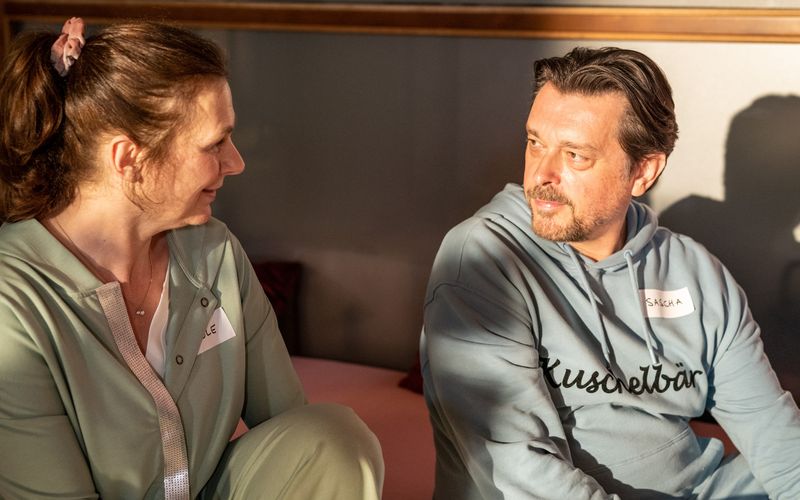 Kuschel-Seminar wider Willen: Sascha Bergmann (Hary Prinz) nimmt gemeinsam mit seiner Chefin Nicole Sturm (Bettina Mittendorfer) an einem ganz besonderen Kurs teil.
