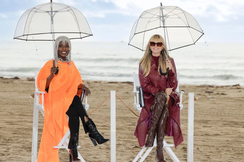 Gastjurorin Nikeata Thompson und Heidi Klum baten zum Walk am Venice Beach.