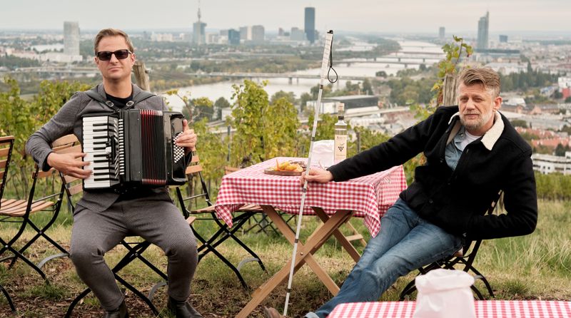 Lebenswertes Wien: Sonderermittler Haller (Philipp Hochmair, links) und sein Partner Niko (Andreas Guenther) lassen es sich im Weinberg oberhalb Wiens beim Heurigen gut gehen.