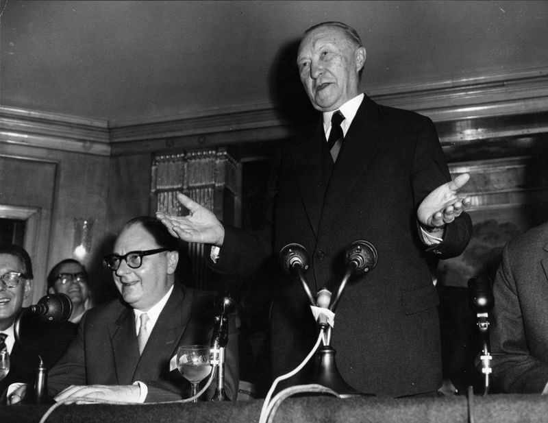 Konrad Adenauer (1876 bis 1967) war der erste Bundeskanzler der Bundesrepublik Deutschland. Seine Amtszeit von 1949 bis 1963 war geprägt von der Konsolidierung des Staates nach dem Zweiten Weltkrieg, dem Wiederaufbau und der Integration der Bundesrepublik in die westliche Gemeinschaft. Als Kanzler trug der CDU-Politiker maßgeblich zur Gründung der Europäischen Gemeinschaft bei. 