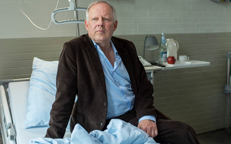 Ein besonderer Fall für Klaus Borowski (Axel Milberg), der vom Krankenbett aus ermittelt. Dazu kommt, dass auch seine Wahrnehmung und sein Denken anders sind ... 