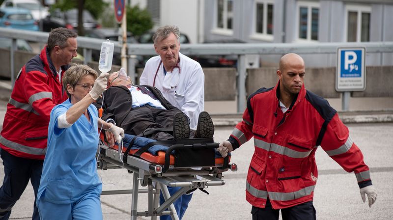 Schwer verletzt wird Klaus Borowski (Axel Milberg) ins Krankenhaus gebracht.