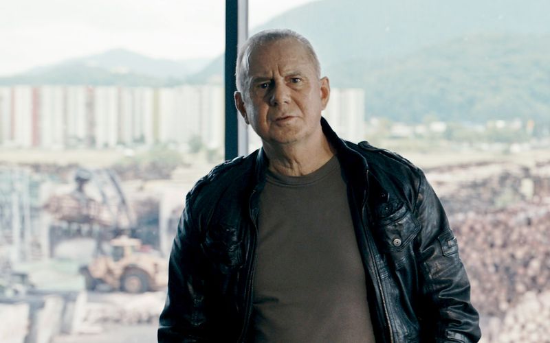 Hans Schüssler (Joachim Król) ist in seine alte Heimatstadt gereist, um das Verschwinden eines Unternehmers aufzuklären.