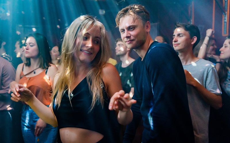 Isabelle (Nina Wolf) und Patrik Kempter (Rafael Gareisen) waren glücklich verliebt. Doch dann wird Patrik tot im Park gefunden.