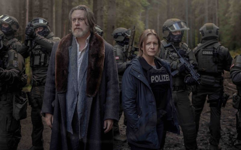 Ermitteln zum letzten Mal gemeinsam im düsteren Alpen-Panorama: Ellie Stocker (Julia Jentsch) und Gedeon Winter (Nicholas Ofczarek) jagen in der letzten "Der Pass"-Staffel einen Mörder, der scheinbar wahllos zuschlägt. 