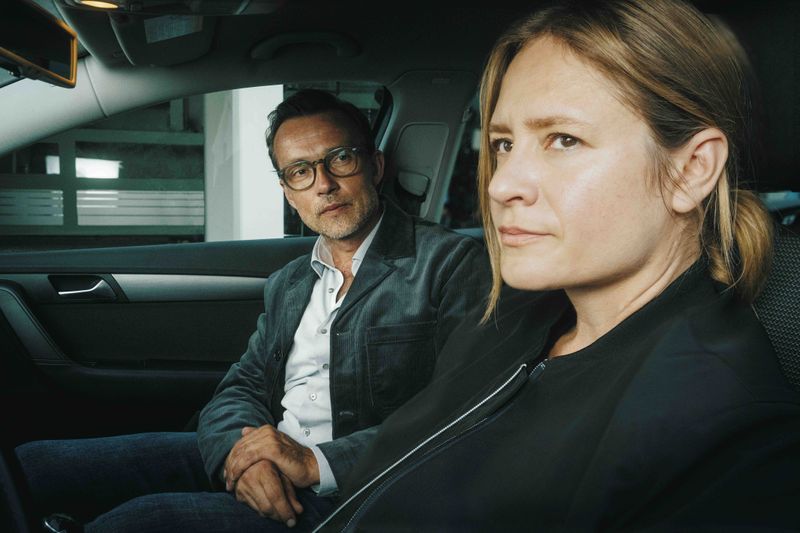 Mit dem gut informierten Journalisten Charles Turek (Lucas Gregorowicz) arbeitet Ellie Stocker auch in Staffel drei von "Der Pass" zusammen.