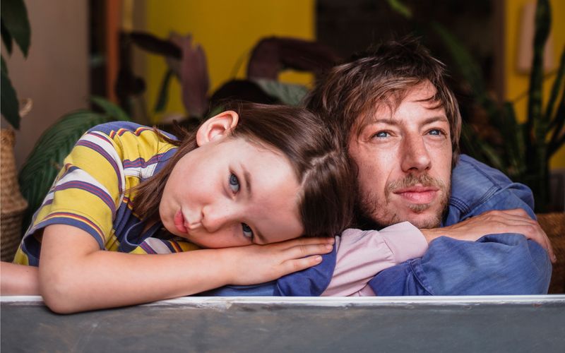 In der zweiten Staffel von "MAPA" wird die Geschichte des alleinerziehenden Vaters Metin (Max Mauff) und seiner Tochter Lene (Pola Friedrichs) weitererzählt.