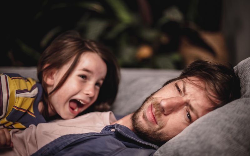 Nach dem Tod seiner Partnerin Emma, stand Metin (Max Mauff) vor einer großen Herausforderung: Seine Tochter Lene (Pola Friedrichs) alleine zu erziehen. Doch mittlerweile sind beide ein eingespieltes Team.