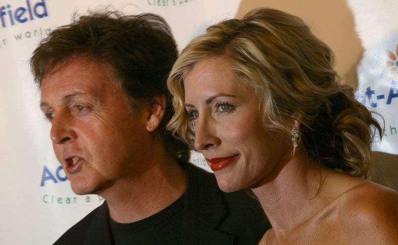 Als sie ihre Hochzeit ankündigten, schwebten sie sicher im siebten Himmel. Damals ahnten Paul McCartney und seine damals noch zukünftige zweite Ehefrau Heather Mills nicht, dass sie sich ein paar Jahre später einen Rosenkrieg liefern würden ...