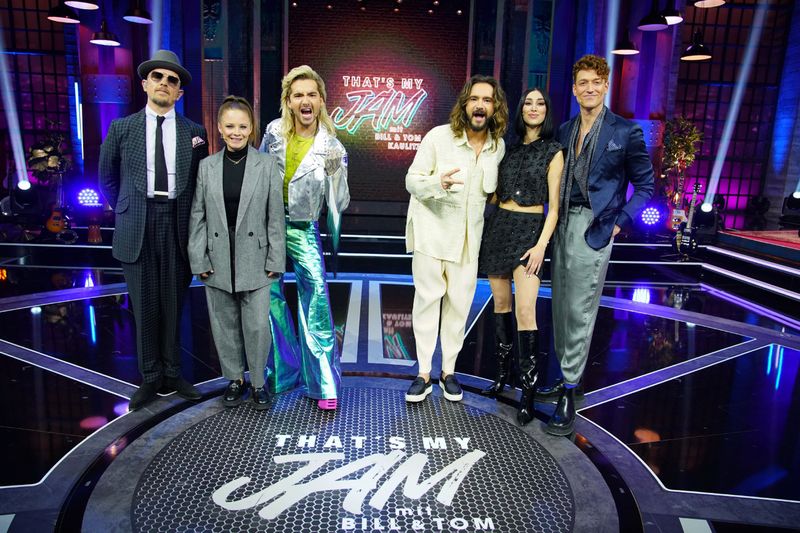 In der ersten Ausgabe von "That's My Jam" duellieren sich zwei Promi-Teams: Jan Delay (links) und Jasna Fritzi Bauer (zweite von links) werden von Bill Kaulitz (dritter von links) unterstützt. Tom Kaulitz (dritter von rechts) schickt Daniel Donskoy und Elif ins Rennen.
