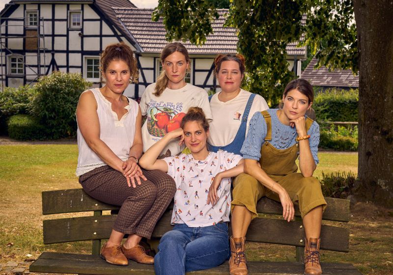 In "Landfrauen - Wir können auch anders!" lernt Laura (Bettina Burchard, Mitte) die Landfrauen (von links) Johanna (Yasmina Djaballah), Katja (Ines Marie Westernströer), Emilie (Nadja Zwanziger) und Bine (Maike Johanna Reuter) kennen.