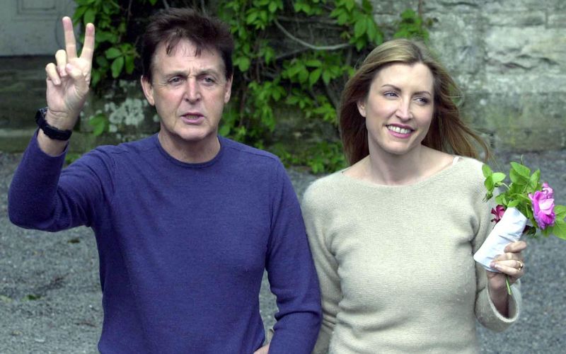 Immerhin sechs Jahre waren Ex-Beatle Paul McCartney und Heather Mills miteinander verheiratet - am Ende wurde es dann aber teuer ... Wer wieviel zahlen musste, welche Prominenten nach einer Scheidung besonders tief in die Tasche greifen mussten, zeigt die Galerie. 