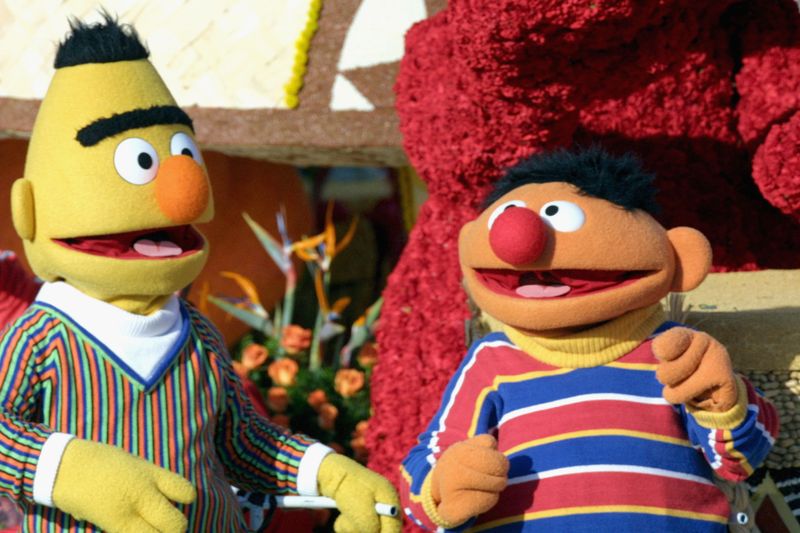 Bert (links) und Ernie besuchen die Streiche-Show.