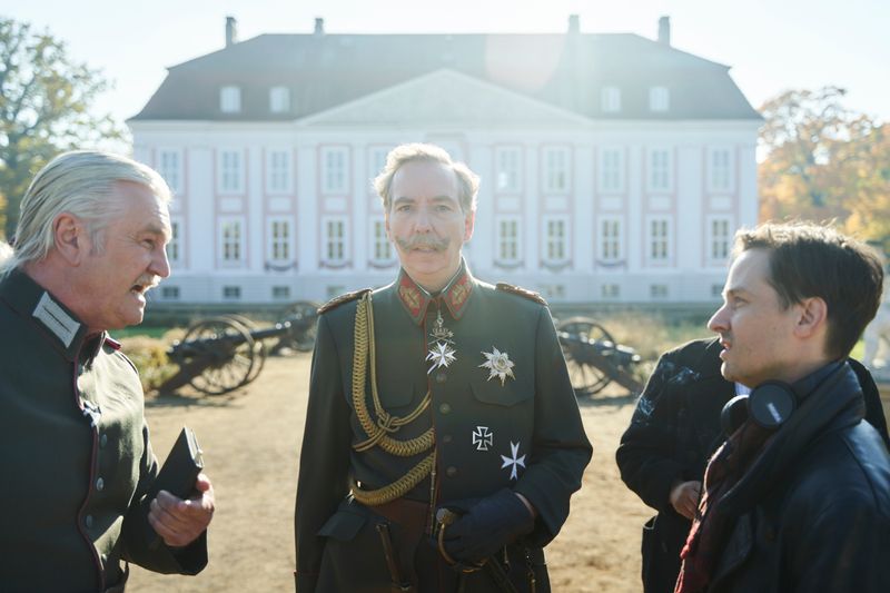 Olli Schulz (Mitte) als Kaiser Wilhelm II. ist nur einer von vielen prominenten Gaststars in "German Genius".