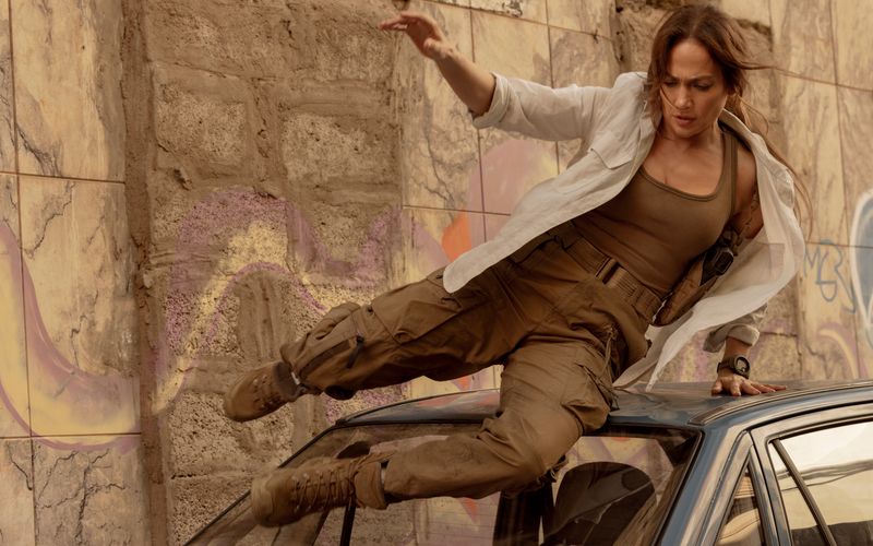 In ihrem neuen Film "The Mother" spielt Jennifer Lopez eine FBI-Agentin, die ihre Tochter vor gefährlichen Killern beschützen muss.