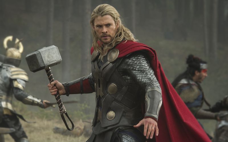 Ist "Thor: The Dark World" (Bild) zu kompliziert für uns? Und wenn die Verleiher die Deutschen schon für so dumm halten, warum ersetzen nicht einfach englische Filmtitel durch deutsche? Nein, mit Logik kommt man dem Phänomen nicht bei. Die Galerie zeigt Filmtitel-Anpassungen und -Änderungen, die sich einem nicht so recht erschließen wollen.