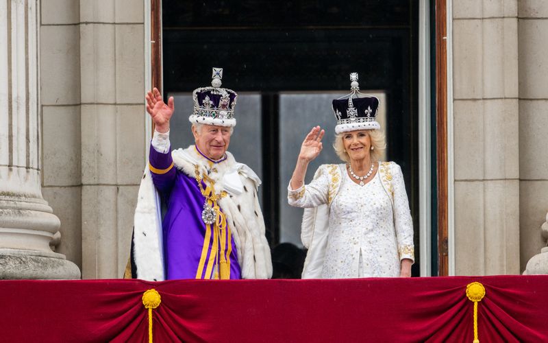 Nach ihrer offiziellen Krönung am Samstag überraschten König Charles III. und Königin Camilla am Sonntag mit einer Videobotschaft bei "American Idol". 