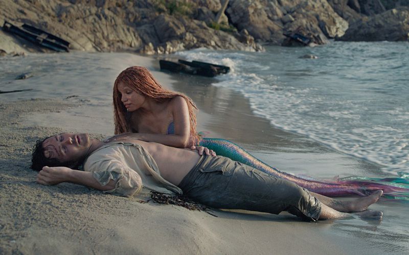 In "Arielle, die Meerjungfrau" (ab 25. Mai im Kino) verlieben sich Arielle (Halle Bailey) und Prinz Eric (Jonah Hauer-King) ineinander. Bei den MTV Movie & TV Awards durften sich Fans nun über einen neuen Einblick in den Film freuen.