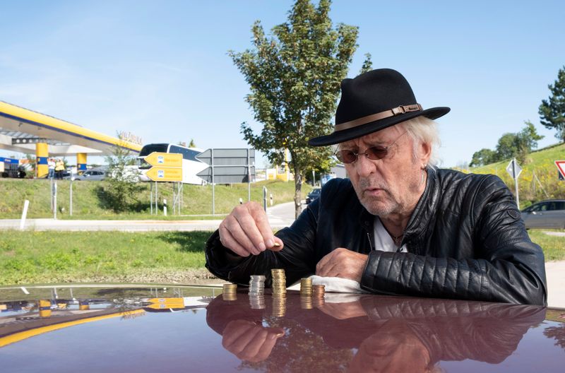Lebenskünstler Hartmut (Günther Maria Halmer) ist pleite. Nicht mal fürs Tanken reicht sein Geld.