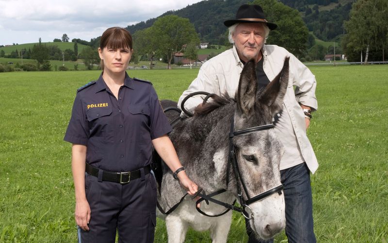 Als Hartmut "Bonanza" Zeller (Günther Maria Halmer) überraschend auf dem Hof seiner Tochter Tinka (Isabell Polak) steht, ist die Polizistin alles andere als begeistert.