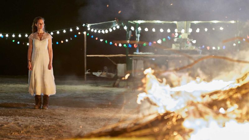 Die Braut hat sich endlich getraut: Ann Kathrin Klaasen (Picco von Groote) ahnt jedoch nicht, was sich in den Flammen verbirgt.