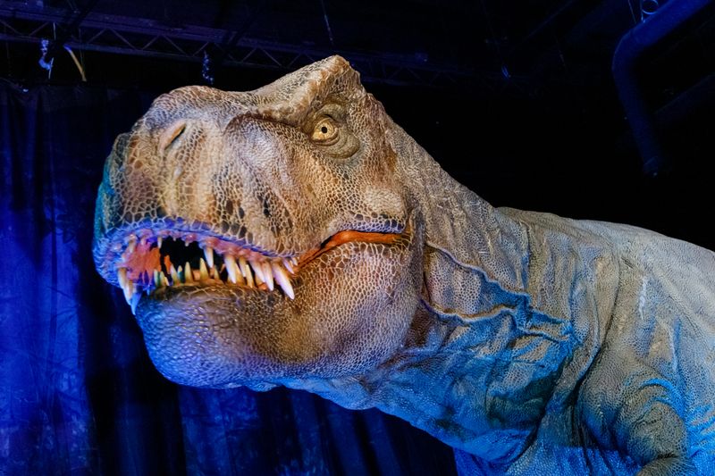 Mächtige Zähne, schuppige Haut: Das gängige Bild von Dinosauriern spart bislang ein Federkleid oft aus.
