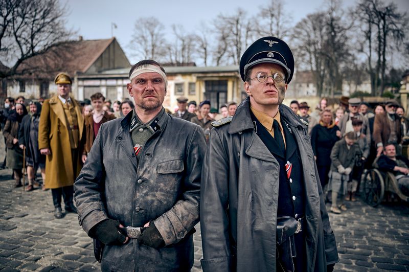 Der SS-Sturmbandführer von Starnfeld (Alexander Scheer, rechts) und sein Untergebener Dörfler (Florian Schmidtke) suchen nach einem Goldschatz.