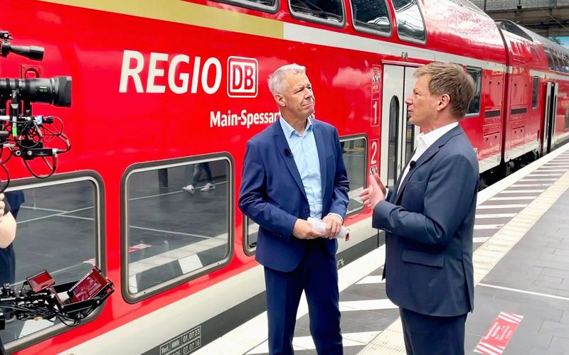 Kriegen wir Deutschen es einfach nicht hin? Peter Kloeppel (links) befragt Richard Lutz, Chef der Deutschen Bahn.