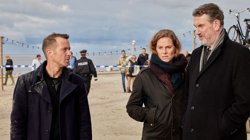 Rupert (Barnaby Metschurat, links) hat eine Leiche im Osterfeuer entdeckt. Ann Kathrin Klaasen (Picco von Groote) und Kommissariats-Leiter Ubbo Heide (Kai Maertens) müssen herausfinden, was während der Feier am Feuer geschehen sein könnte.