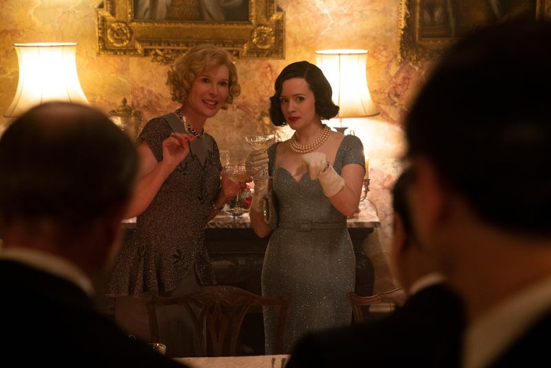 Margaret (Claire Foy, rechts) und ihre Freundin Maureen (Julia Davis) lieben die ausschweifenden Partys ihrer Freundin Maureen. 