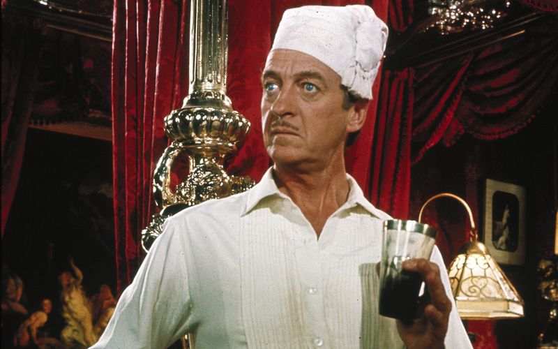 In den meisten Aufzählungen von Bond-Darstellern kommt David Niven nicht vor, dennoch soll er hier der Vollständigkeit halber genannt sein. Er spielte 007 in "Casino Royale" (1967), der nach dem gleichnamigen Roman von Ian Fleming entstand, aber nicht von den Bond-Produzenten verantwortet wurde. Und wirklich ernst nimmt die überdrehte Komödie die Vorlage auch nicht.