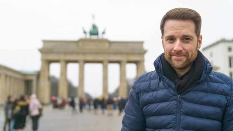 Zentraler Schauplatz im Beitrag "Kampf für die Freiheit": Moderator Mirko Drotschmann steht am Brandenburger Tor in Berlin.