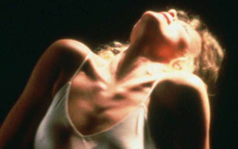 Sollen die Kassen klingeln, darf's nicht zu brutal, nicht zu erotisch, nicht zu explizit sein. Dennoch erreichen immer wieder Filme mit FSK 18-Freigabe wie etwa "9 1/2 Wochen" (Bild) ein Millionenpublikum im Kino, auch wenn Typen wie Rambo, Hannibal Lecter oder Mad Max in den letzten 20 Jahren ziemlich selten geworden sind. Das sind die 20 erfolgreichsten "Erwachsenenfilme" in Deutschland.