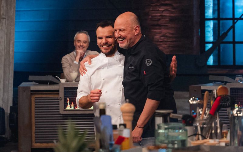 "Du Lappen!" - "Du Wanze!": Steffen Henssler und Frank Rosin (rechts) trafen erstmals bei "Grill den Henssler" aufeinander und hatten frotzelnd viel Spaß. Davon ließ sich auch Juror Christian Rach (im Hintergrund) anstecken).