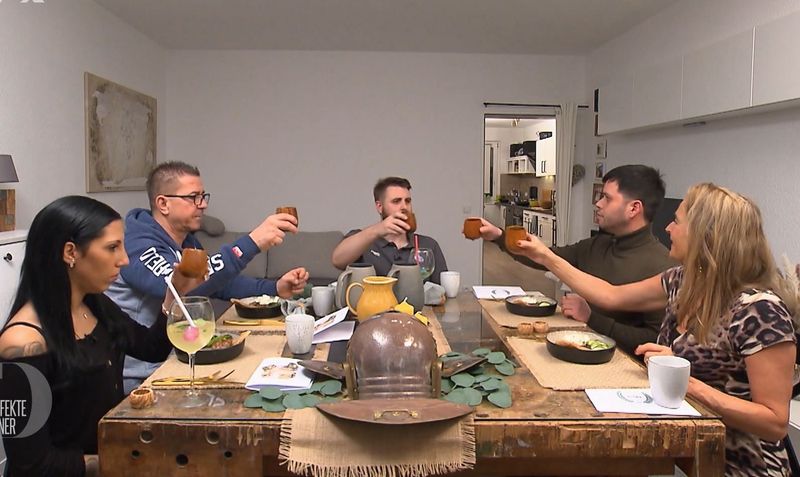 Bechern mit Legionärshelm: Simon (Mitte) empfängt zum historischen Menü.