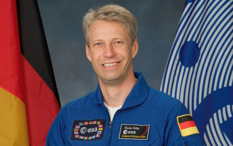 Er ist einer der wenigen deutschen Astronauten, die zweimal zu einer Mission im All aufbrachen: Thomas Reiter feiert am 23. Mai seinen 65. Geburtstag. Zu seinen Ehren präsentieren wir in der Galerie alle Deutschen, die - frei nach Peter Schillings Hit "Major Tom" - "völlig losgelöst von der Erde" schwebten ...