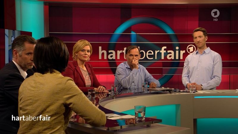 Moderator Louis Klamroth hatte alle Hände voll zu tun, die aufgeheizte Atmosphäre zu bändigen.