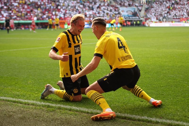 Am 21. Mai jubelten sie in Augsburg: Julian Brandt (links) und Nico Schlotterbeck siegten mit ihrem BVB 3:0 und stehen nun vor dem Titelgewinn.