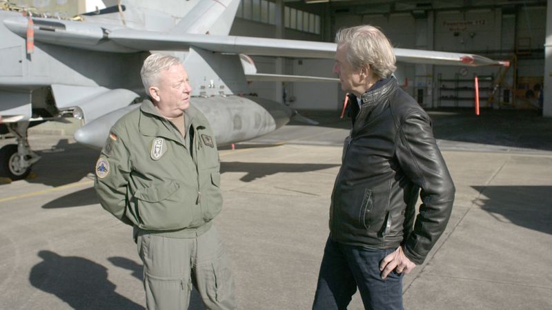 Für seinen ZDF-Film traf Claus Kleber (rechts) unter anderem auf Thomas Schneider, Kommodore des Fliegerhorst Büchel.