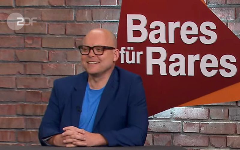 Verkäufer Norman tippte auf eine "echte Rarität", als er sein schräges Sportgerät in die Dienstagsausgabe der ZDF-Trödelshow "Bares für Rares" rollte. Horst Lichter fand das Objekt "gefährlich", eine Händlerin hatte sogar Angst. Nur Leo Leo (Bild), der neue Händler aus Berlin, war mutig genug. Und sicherte sich mit dem Riesen-Sportrad seinen ersten Kauf.