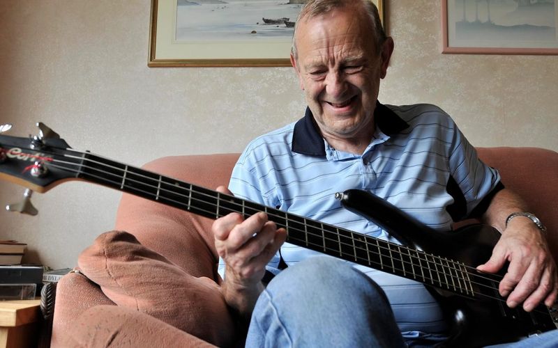 Der ehemalige Beatles-Bassist Chas Newby ist gestorben. Er wurde 81 Jahre alt.