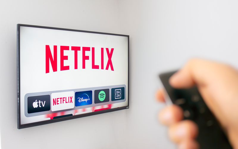 Nach einigen Testläufen führt Netflix nun auch in Deutschland eine Zusatzgebühr für Account-Sharing ein.