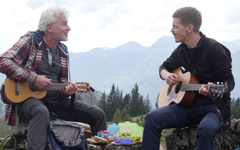 Beim BR-"Gipfeltreffen" (Pfingstmontag, 29. Mai, 17.45 Uhr) packt Ferdinand Hofer (rechts) die Gitarre aus - und stimmt ein Lied mit Werner Schmidbauer an.